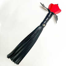 Плетка для БДСМ с кожаным хвостом и лаковой розой Чёрная Роза 40 см., черно-красная
